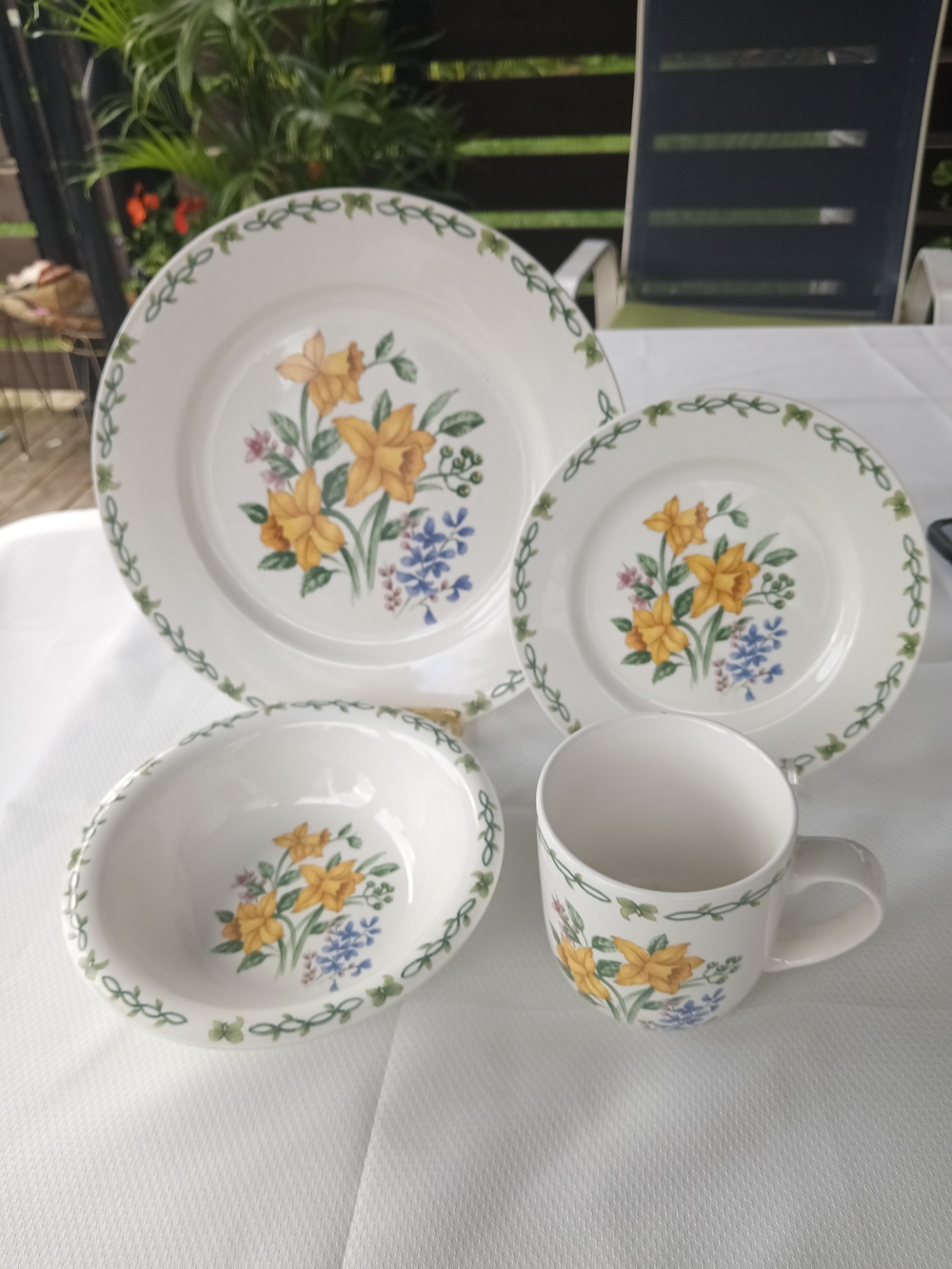 Thomson Pottery 4 Piece Place Setting Dinnerware Set  Floral Garden